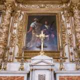 Al centro spicca una tela di san Cosma e Damiano in estasi opera del romano Alessandro Turchi, detto l�Orbetto...
